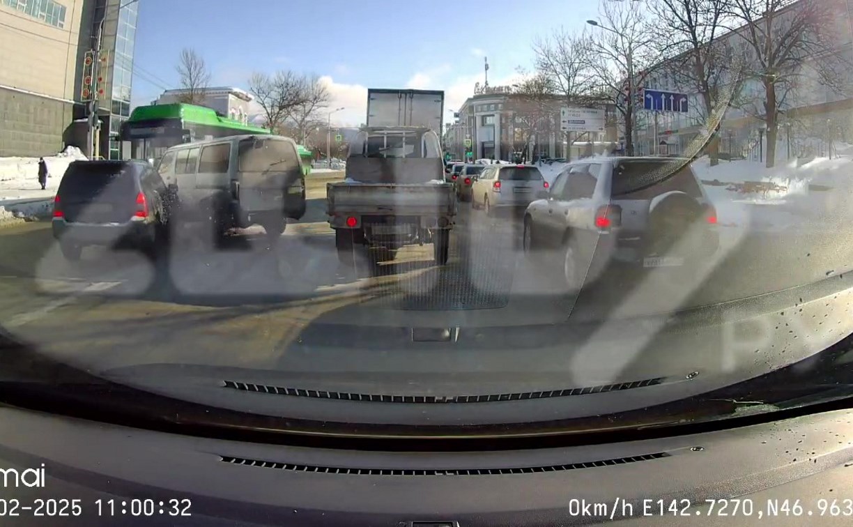 Сразу два автомобиля врезались в автобус в Южно-Сахалинске