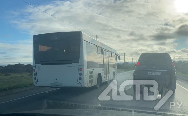 У меня расписание: в Южно-Сахалинске рейсовый автобус проскочил пробку по обочине