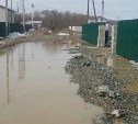 Жители Южно-Сахалинска жалуются на затопленную дорогу