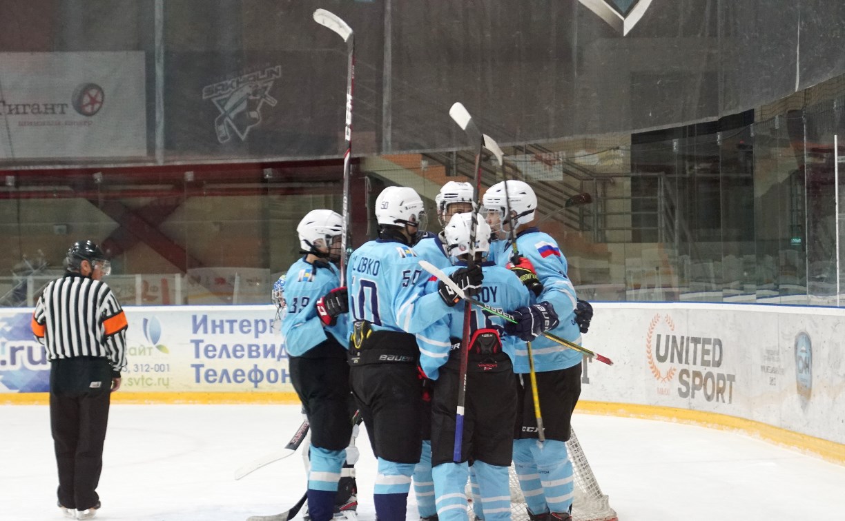 Семь хоккейных команд встретятся на льду сахалинского "Кристалла"