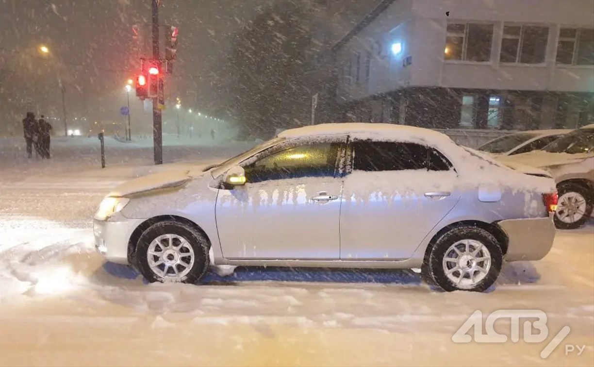 Неизвестный водитель столкнулся с Toyota Corolla Axio  и скрылся с места ДТП в Южно-Сахалинске