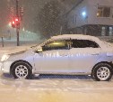 Неизвестный водитель столкнулся с Toyota Corolla Axio  и скрылся с места ДТП в Южно-Сахалинске