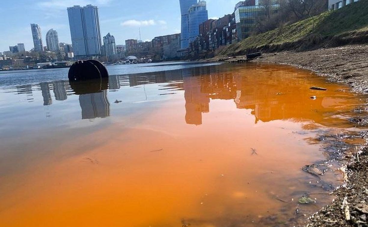 Море окрасилось в оранжевый цвет во Владивостоке