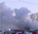 Деревянный барак горит в Южно-Сахалинске (+ ФОТО и дополнение)