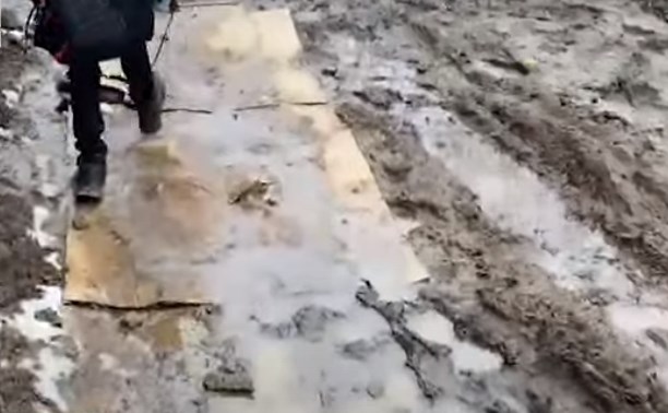 Утопающую в грязи улицу на Камчатке "замостили" картонками