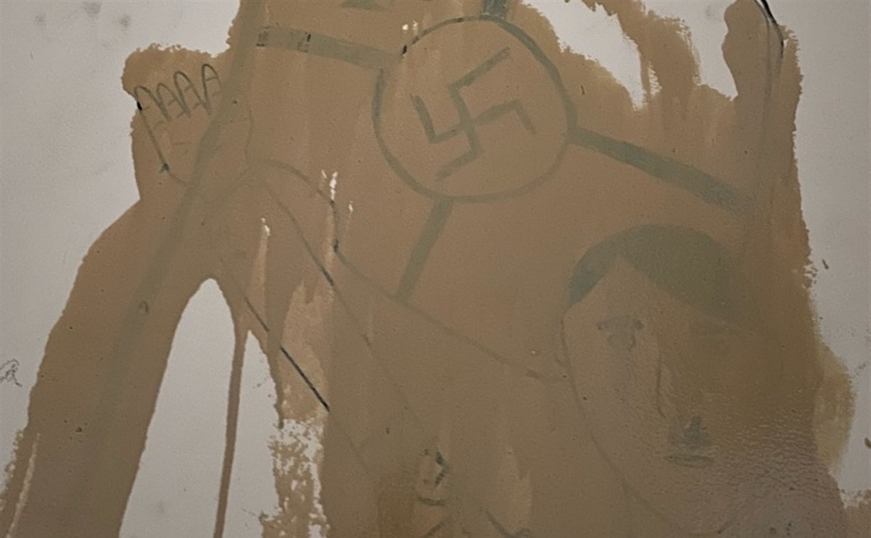Управляющая компания в Южно-Сахалинске попыталась закрасить Гитлера и свастику и проиграла