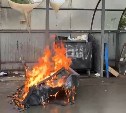 Южносахалинцы равнодушно наблюдали, как в центре города горел мусорный контейнер