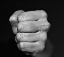 Житель Долинска одним ударом повредил машину соседа на 34 тысячи рублей