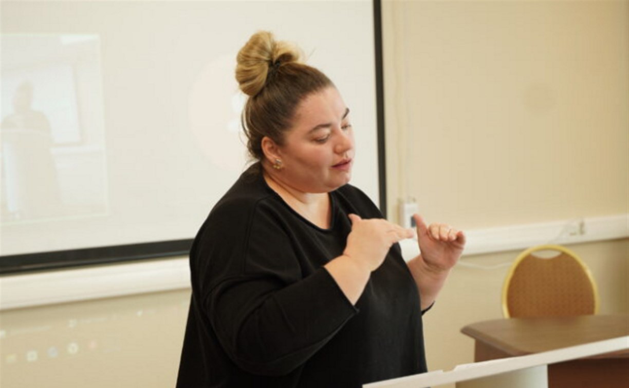 На Сахалине впервые аттестовали гида, проводящего экскурсии на языке жестов