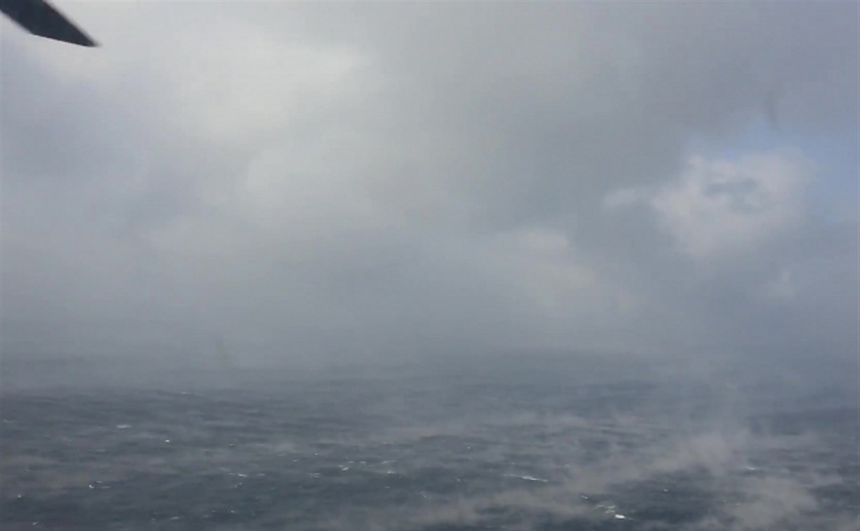 В Охотском море продолжаются поиски выпавшего за борт человека