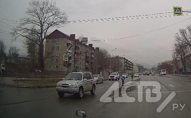 Водитель в Южно-Сахалинске проехал на красный и едва не сбил ребёнка