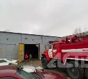 Автомобиль сгорел в автосервисе на севере Сахалина