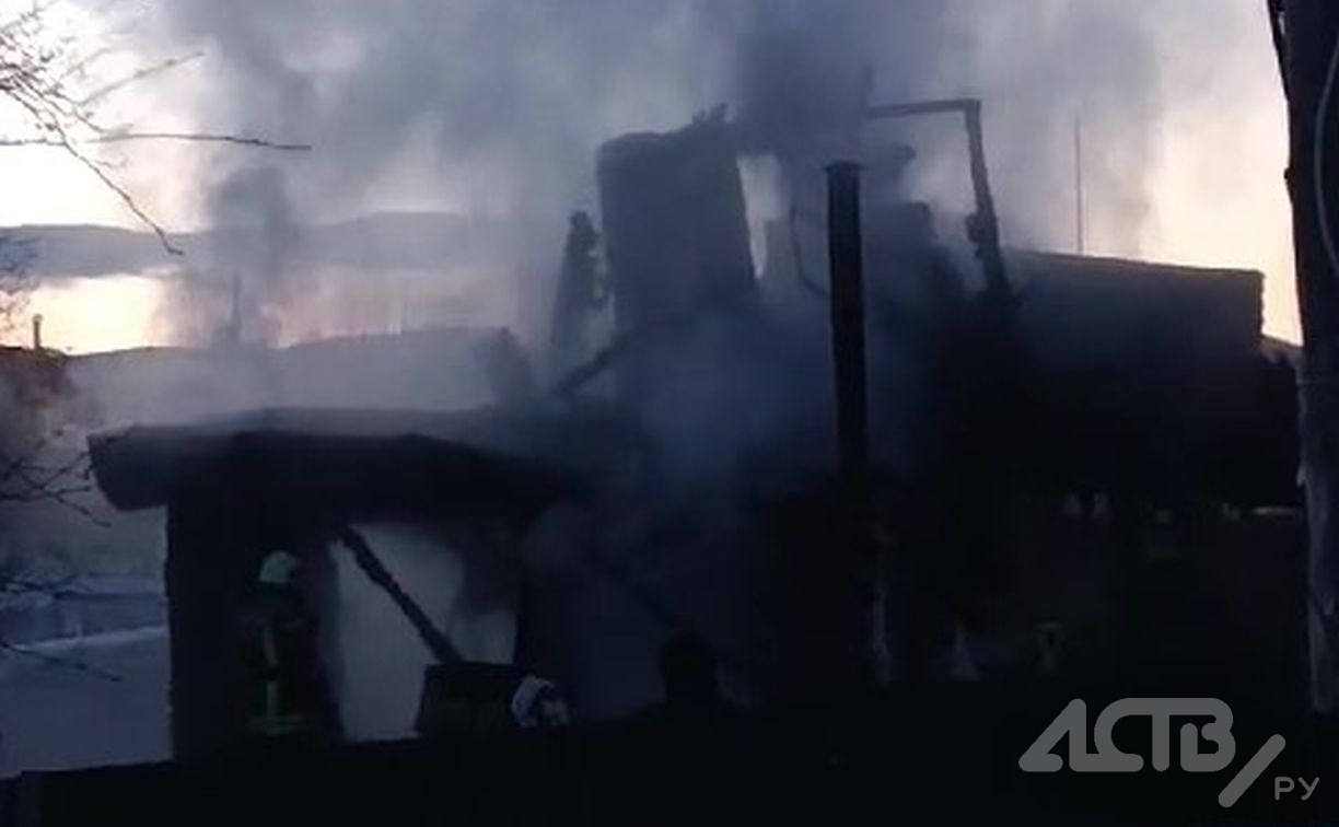 "От жара плавились провода": двухэтажный дом полностью сгорел в СНТ в Южно-Сахалинске