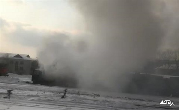 Тепловоз задымился на вокзале в Южно-Сахалинске