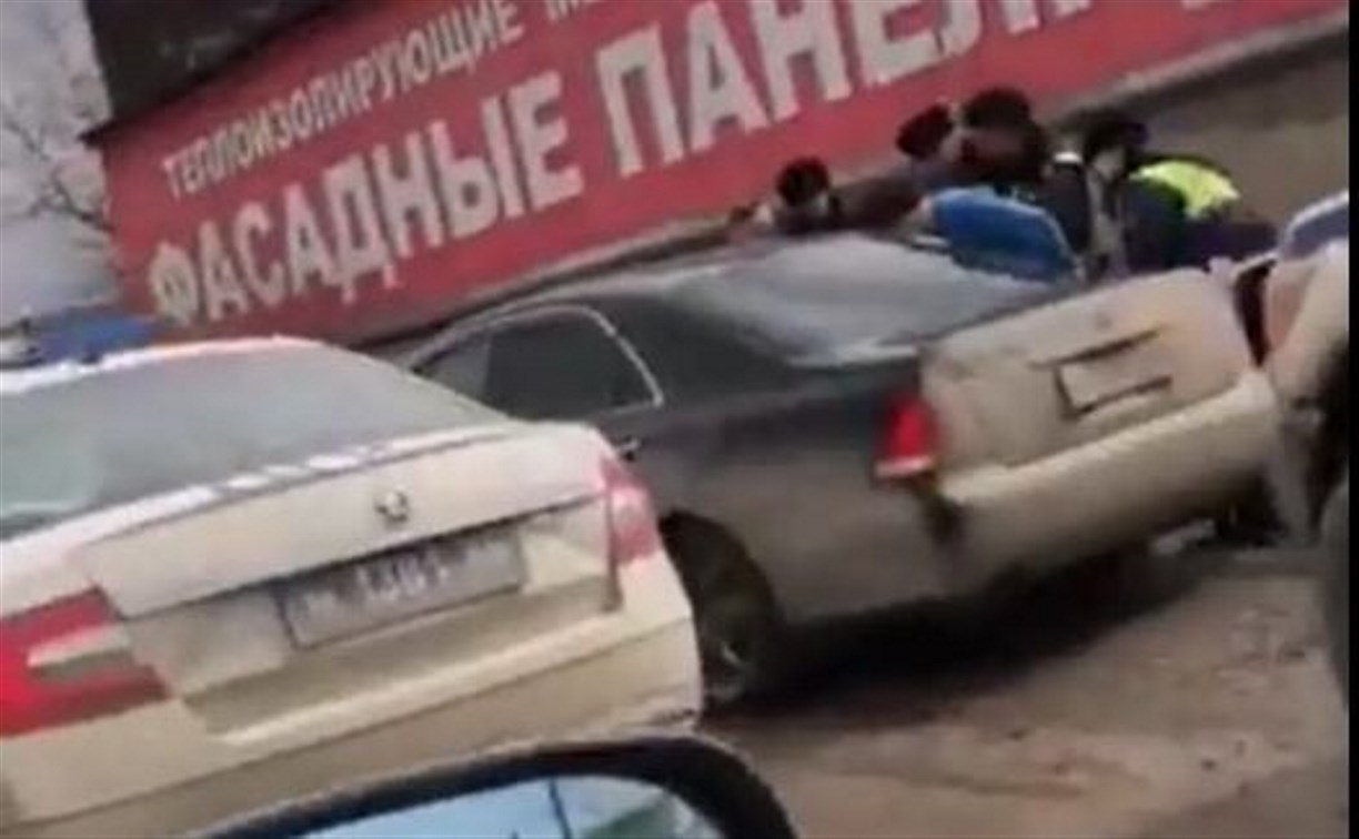 Очевидцы: водителя Toyota Crown жёстко задержали в Южно-Сахалинске