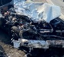Человек погиб при столкновении седана с грузовиком в Южно-Сахалинске
