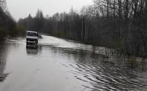 Одна из самых крупных рек Сахалина вышла из берегов и подтопила дорогу