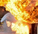 Жильцам дома в Томари пришлось ночью выбегать на улицу из-за пожара