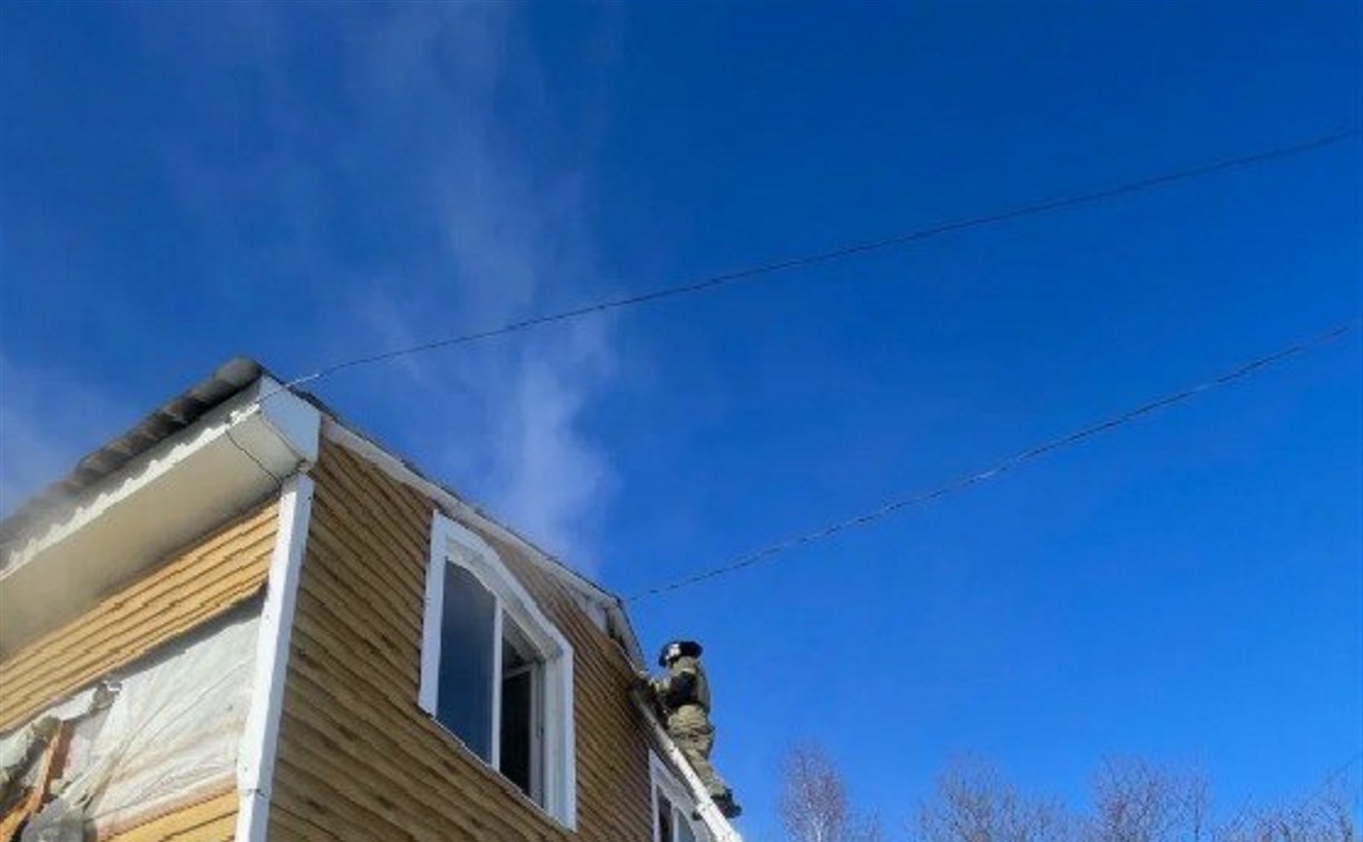 В СНТ в Южно-Сахалинске чуть не сгорел дом