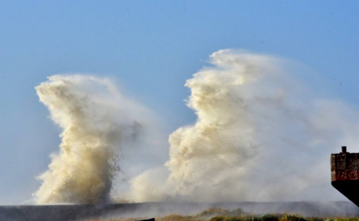 Прижимной ветер в Углегорском районе на десятки метров выгнал морскую волну на берег