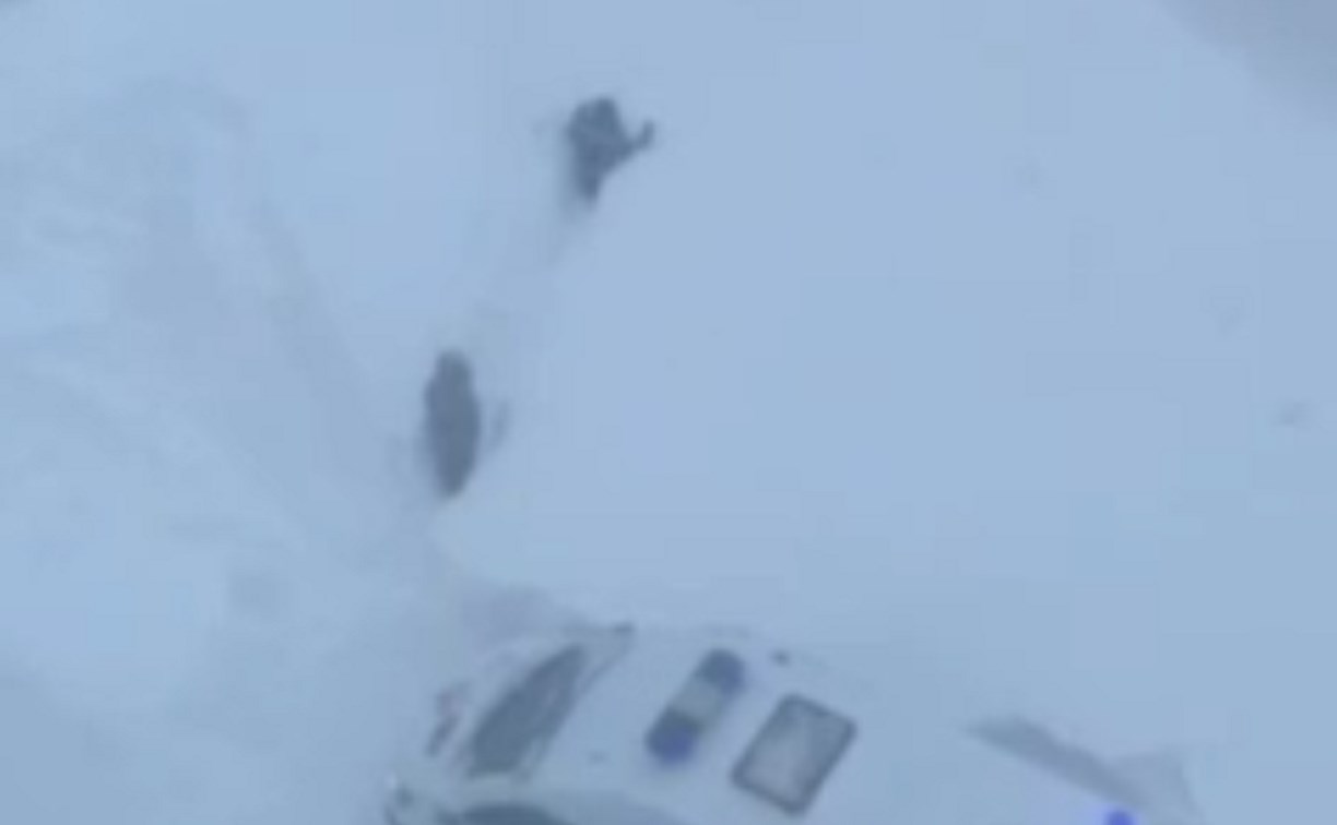На Сахалине медики по пояс в снегу пытались прорваться к подъезду пациента