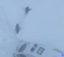 На Сахалине медики по пояс в снегу пытались прорваться к подъезду пациента