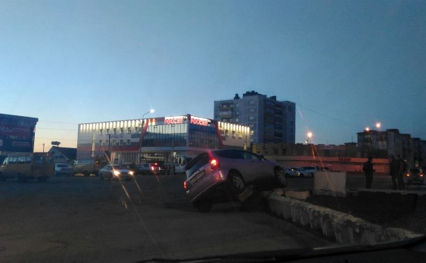 Honda Fit чуть не врезалась в памятник Ленину в Холмске