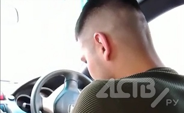 "Выметайтесь отсюда": таксист на Сахалине выгнал маму с неходячим ребёнком из машины