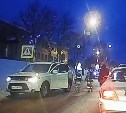 Водитель на кроссовере обматерил ребенка, которого едва не сбил на "зебре" в Корсакове 