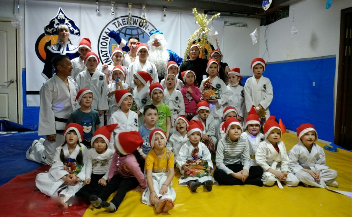 Воспитанники сахалинской федерации тхэквондо МФТ провели новогоднюю тренировку