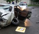 В Южно-Сахалинске Toyota Mark II врезалась в дорожное ограждение, уходя от погони