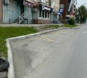 Южносахалинец показал остановку, на которой пенсионеры "взбираются на бордюр, держась за знак"