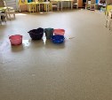 Некуда водить детей: крыша школы-детсада в Кировском протекла