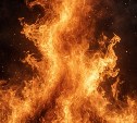 Пожар вспыхнул в заброшенном здании недалеко от трассы на юге Сахалина