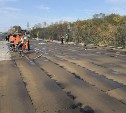 На Корсаковской трассе начали устанавливать освещение на участке с 11-го по 13-й километр