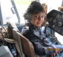В Южно-Сахалинске школьников посадили за штурвал вертолета
