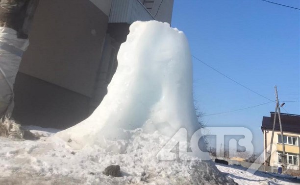 Невероятный по размеру ледяной сталагмит вырос в Южно-Сахалинске как памятник утечкам на сетях 