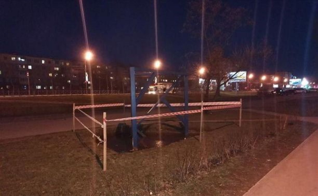 Глубокую яму с водой в Южно-Сахалинске после публикации в СМИ оградили ленточками