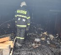 Человек пострадал при пожаре в гараже в Долинском районе