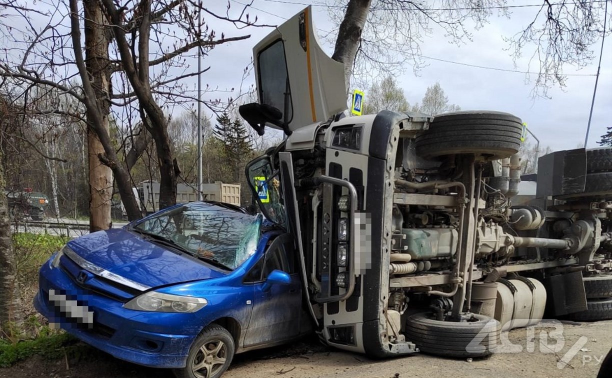 Самосвал рухнул на универсал в Корсаковском районе