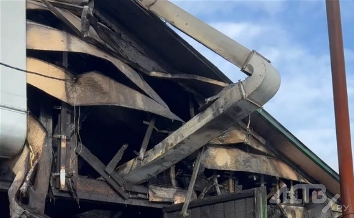 "Земляки, помогите!": после пожара в конюшне в Южно-Сахалинске рухнула крыша — нужны люди для разбора завалов