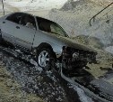 Сахалинец на Toyota Crown снёс дорожное ограждение и улетел в кювет