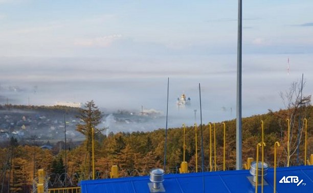 Туман над Южно-Сахалинском сняли с высоты "Горного воздуха", и это завораживает