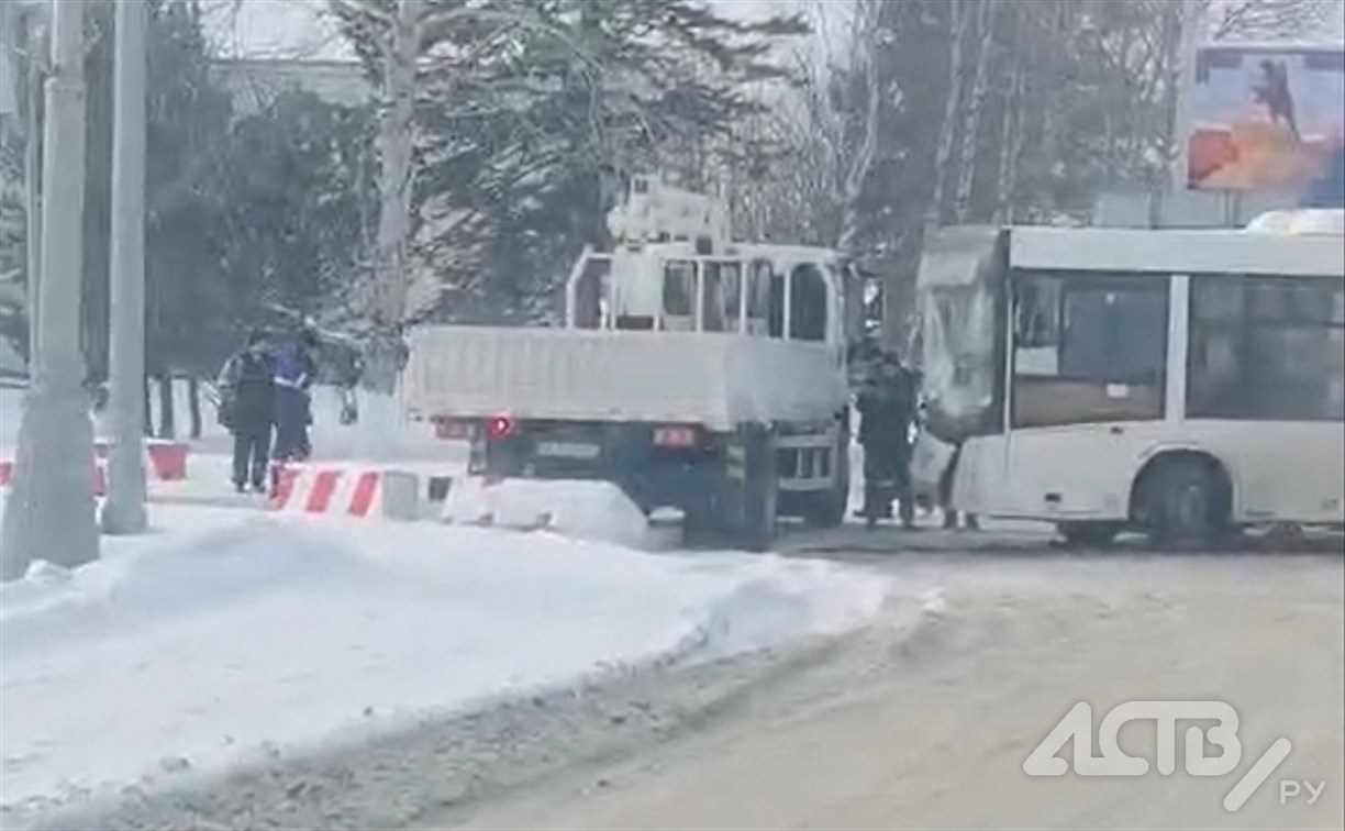 Пассажирский автобус столкнулся с автокраном в Южно-Сахалинске