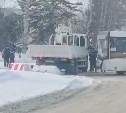 Пассажирский автобус столкнулся с автокраном в Южно-Сахалинске