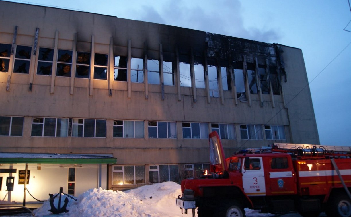 В Холмске по неизвестной причине загорелось офисное здание