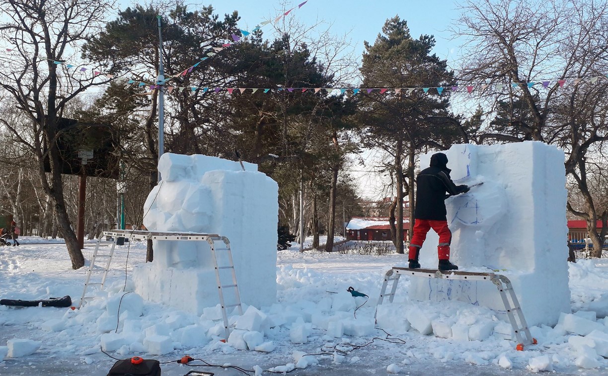 Снежные и ледовые фигуры устанавливают в городском парке Южно-Сахалинска 