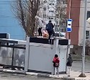 Компания подростков станцевала на крыше остановки в Южно-Сахалинске