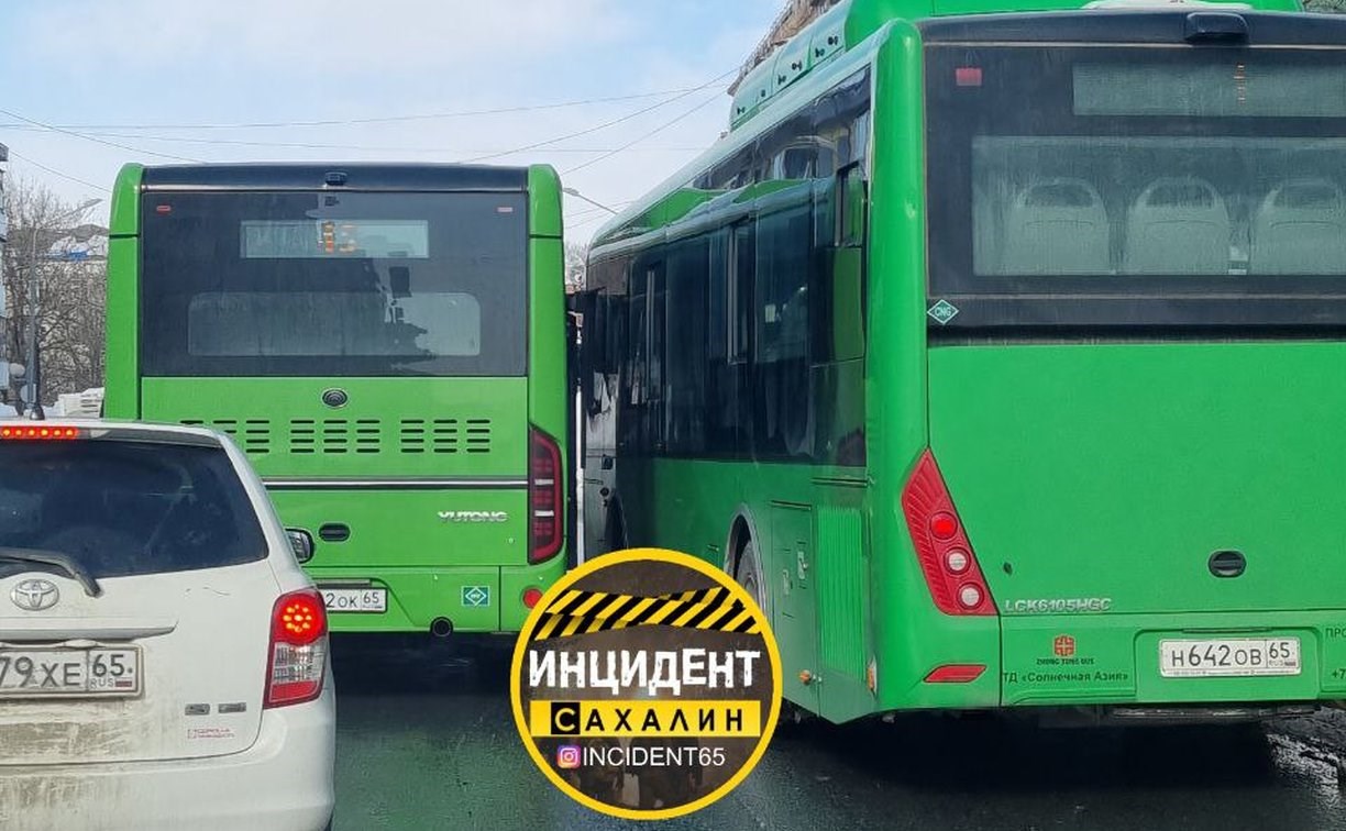 Два зелёных автобуса столкнулись в Южно-Сахалинске