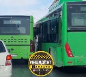 Два зелёных автобуса столкнулись в Южно-Сахалинске